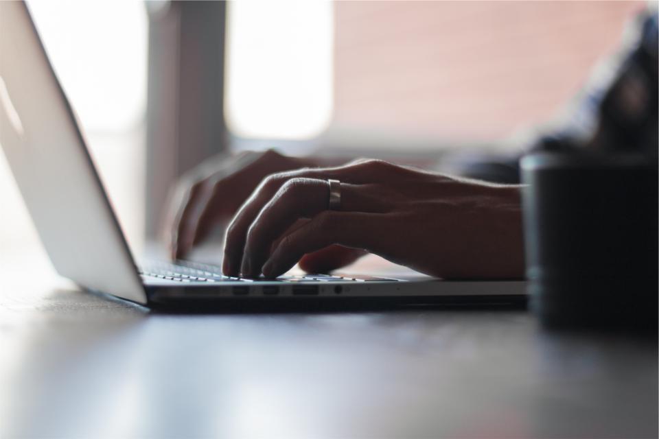 Personne travaillant au clavier d'un ordinateur portable