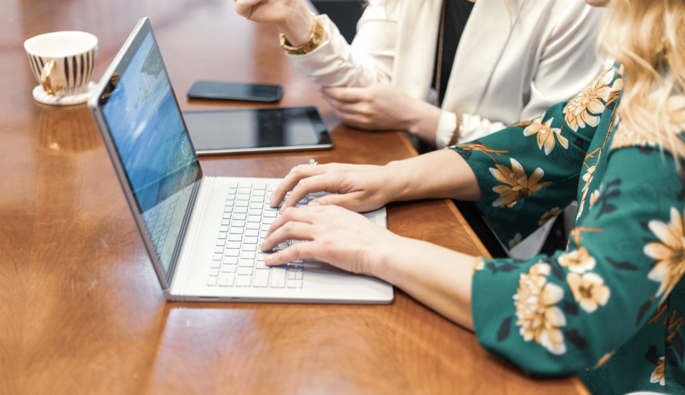 Équipe en réunion de travail dans un bureau