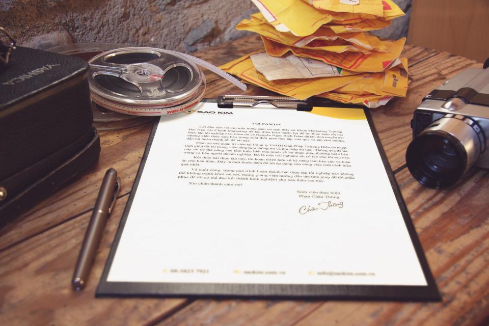 Documents et dossiers professionnels sur un bureau
