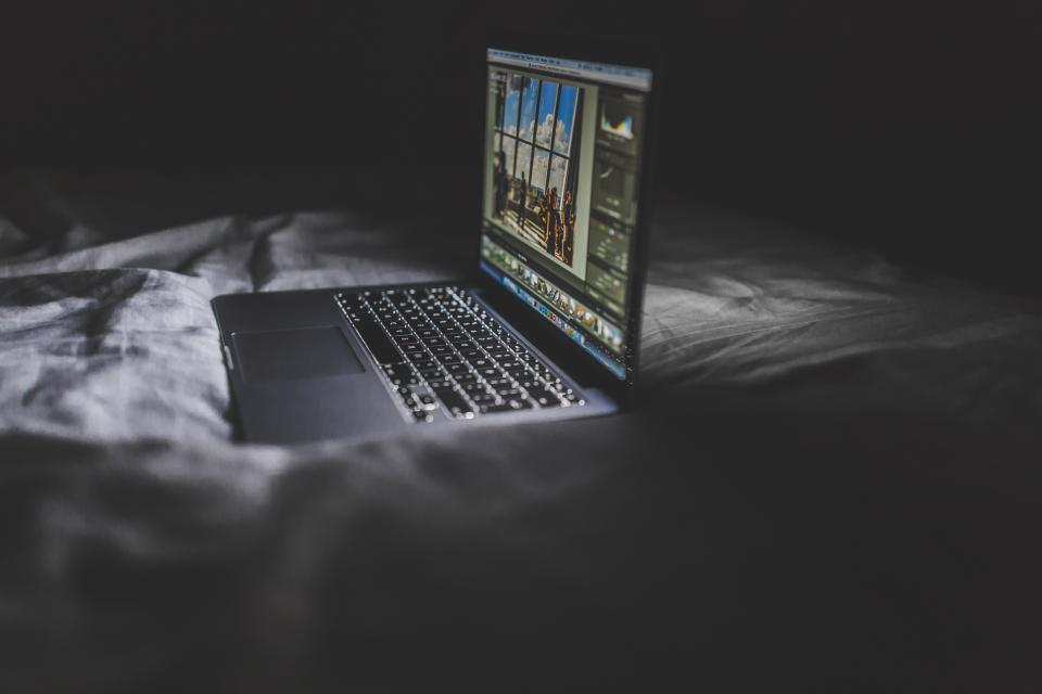 Ordinateur portable allumé dans un bureau sombre